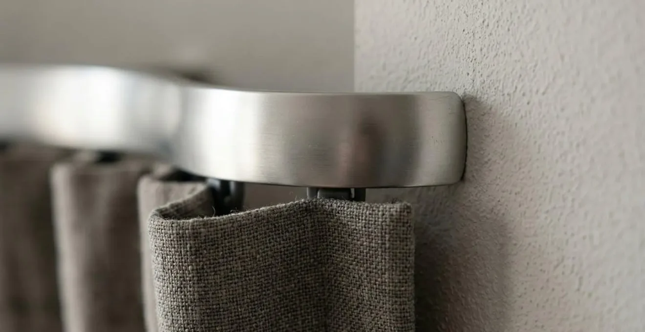 Dettaglio del binario per tenda curvato che tocca la parete laterale