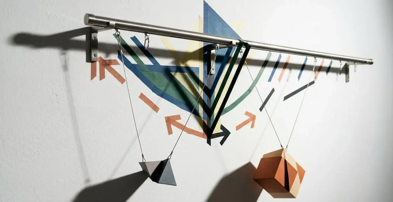 Dimostrazione visiva dell'effetto leva su un binario lungo con frecce che indicano le forze