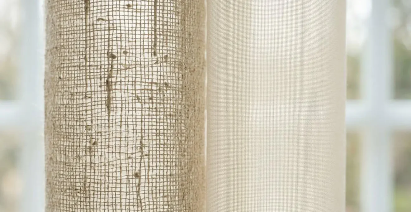 Confronto visivo tra garza di lino e voile di poliestere con luce naturale del nord