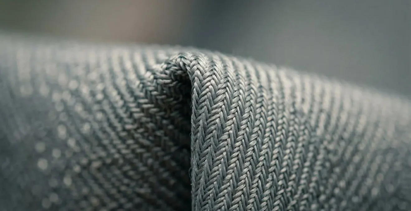 Macro dettaglio di tessuto Trevira CS che mantiene la piega perfetta