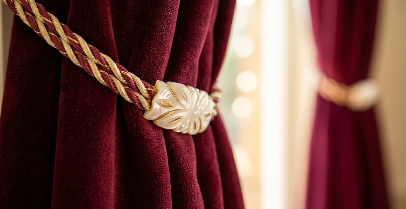 Dettaglio di embrasse decorativo che raccoglie delicatamente una tenda in velluto senza danneggiare il tessuto