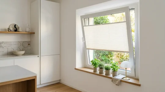 Finestra vasistas moderna con tenda plissé installata e davanzale organizzato