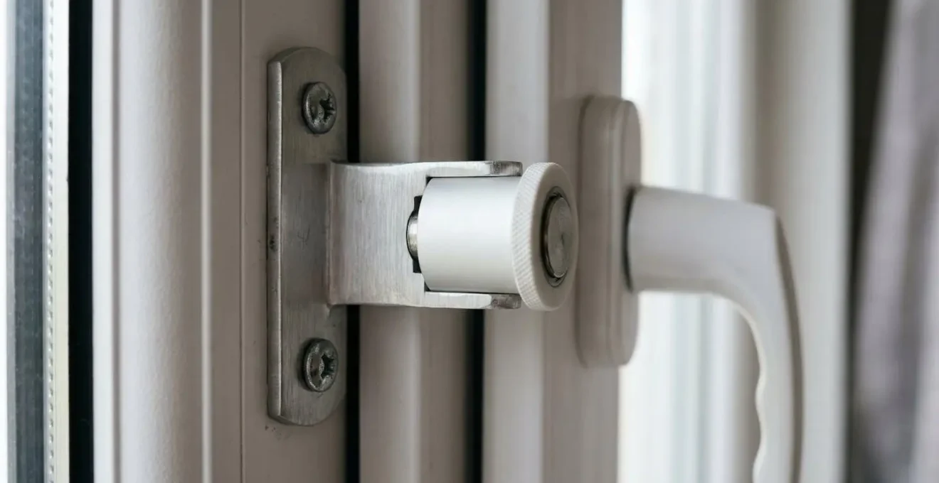 Dettaglio tecnico dell'installazione di una tenda a rullo con staffa distanziale che supera la maniglia della finestra