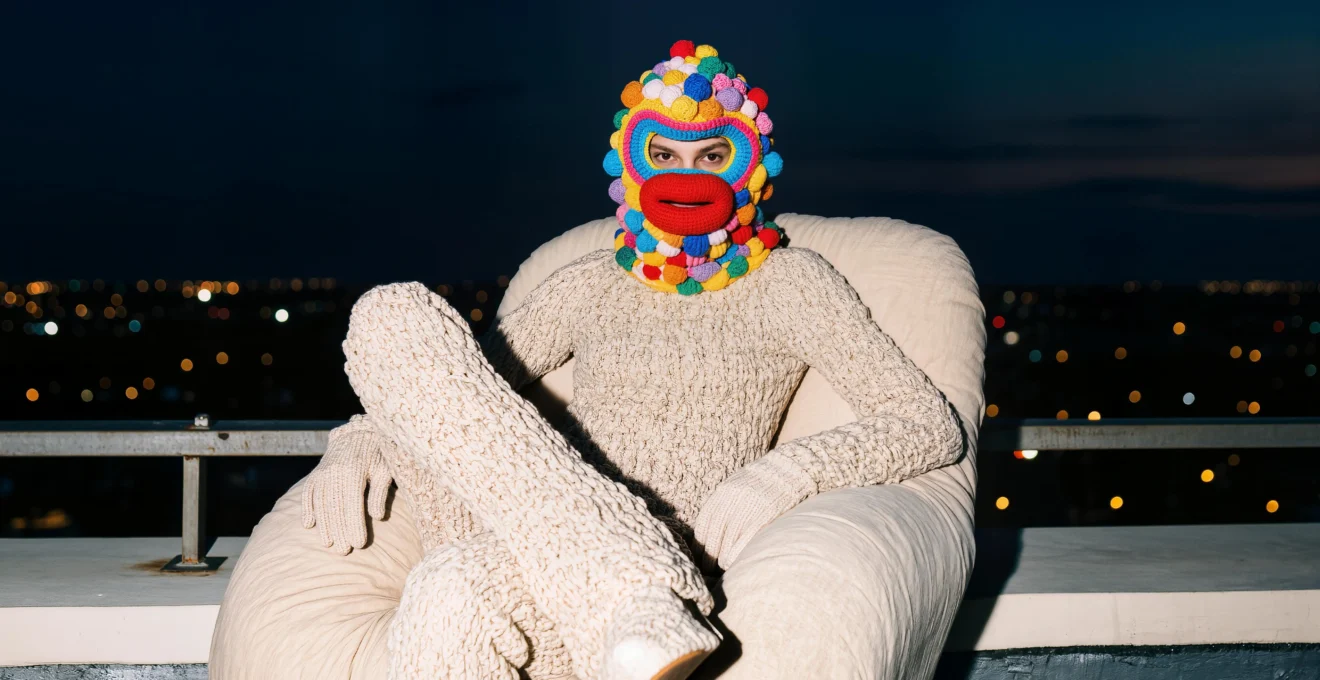 Dettaglio macro della texture del retro gommato di una tenda oscurante