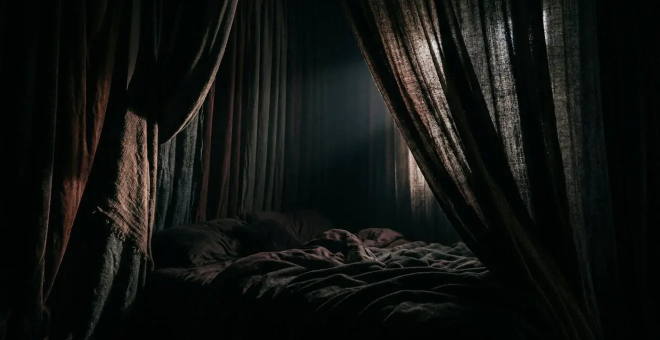 Camera da letto completamente oscurata con sistema di tende stratificate dal soffitto al pavimento