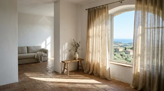 Tenda elegante esposta al sole diretto attraverso una finestra con vista mediterranea