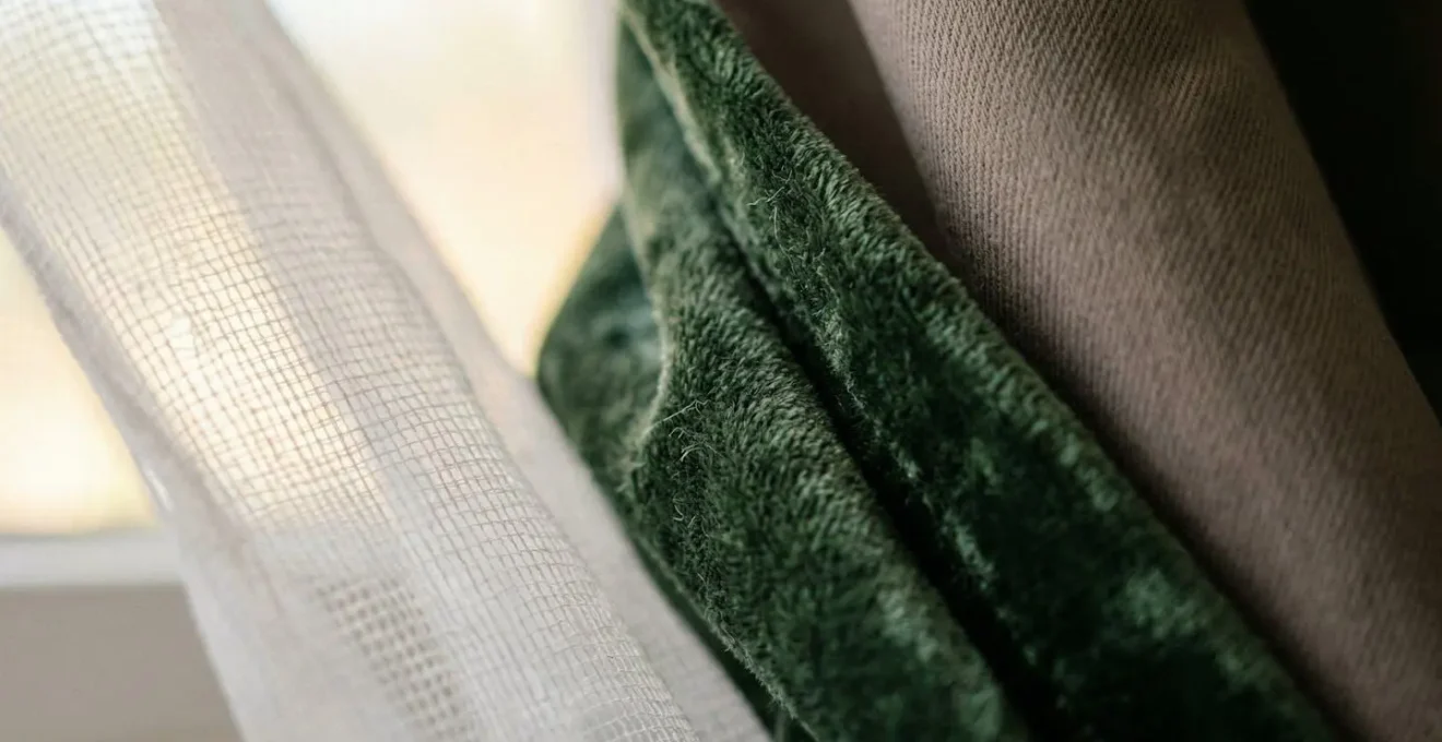 Sistema di tende stratificate su misura con velo, velluto e fodera oscurante