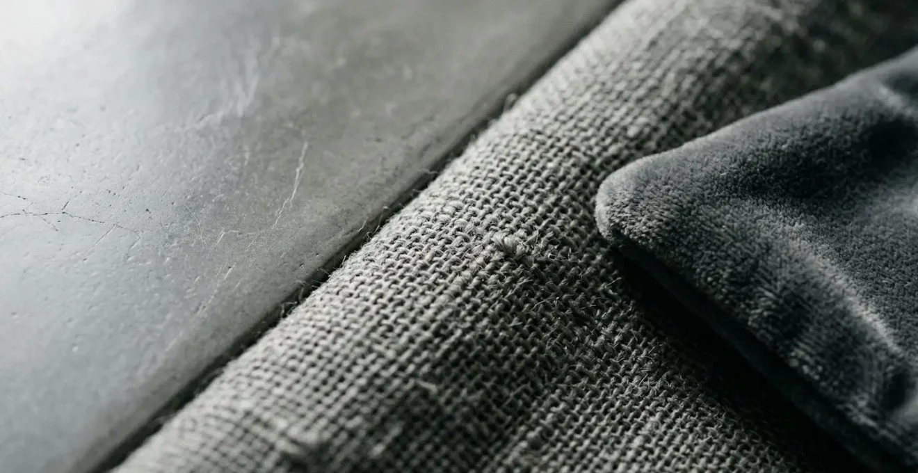 Ambiente monocromatico con tende e pareti in resina in diverse texture