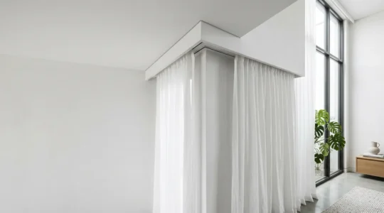 Veletta in cartongesso con binario a scomparsa per tende moderne