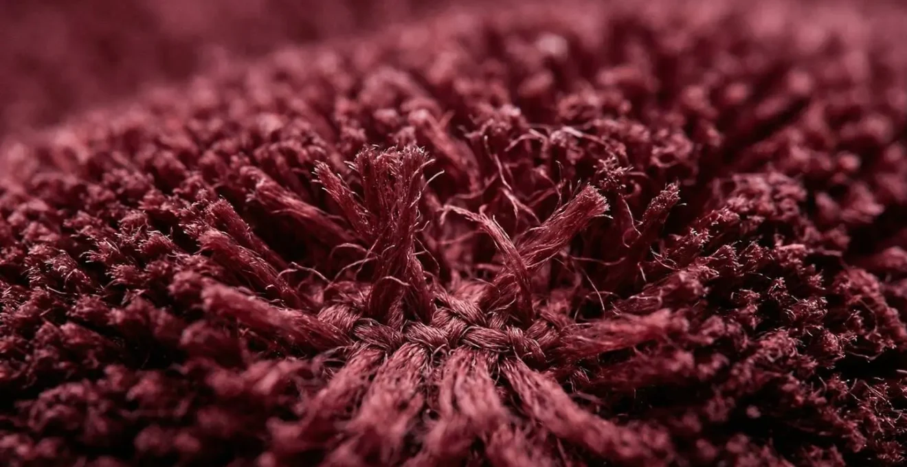 Dettaglio macro del tessuto di velluto italiano che mostra la densità delle fibre per l'isolamento termico